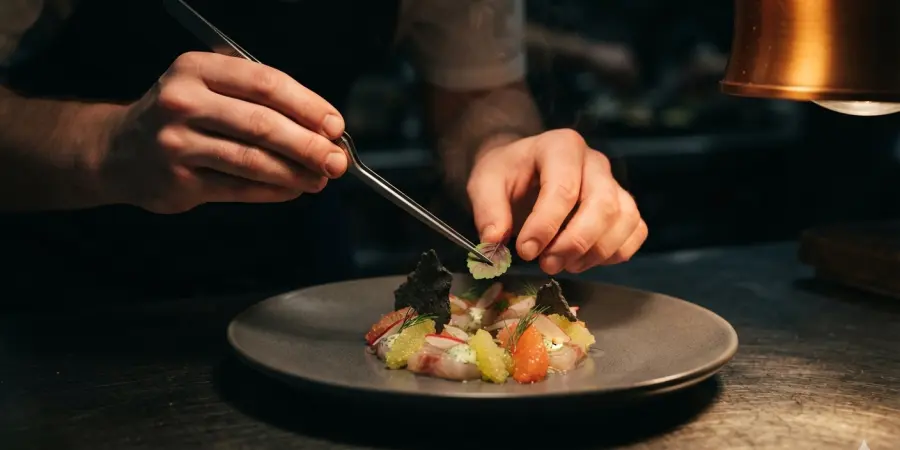 Hessa Al Marri, Hands plating the first course